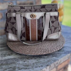 Coach Hamptons Large Handle Tote Bag. GUC 2009